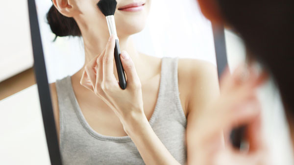 alt text: Hạn chế trang điểm đậm khi bị mụn đầu đen
