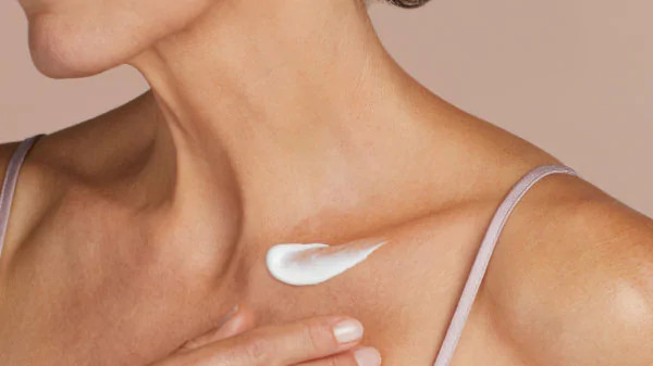 alt text: Hình ảnh minh họa việc massage vùng da cổ