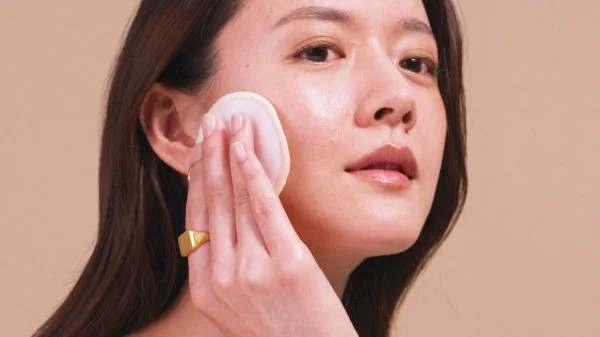 alt text: Nên dùng nước tẩy trang cho da nhạy cảm