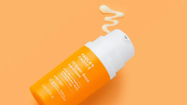 alt=Kem dưỡng mắt vitamin C cho da mụn