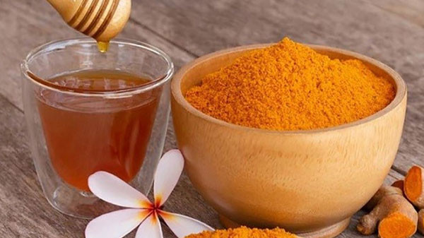 Khắc phục tình tranng thâm mắt với mật ong và nghệ