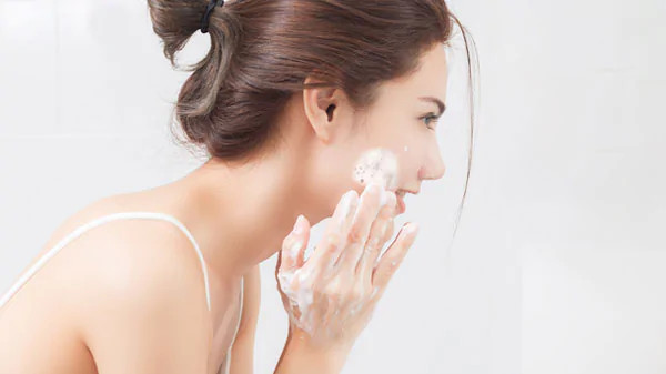 Làm sạch da trước khi sử dụng retinol