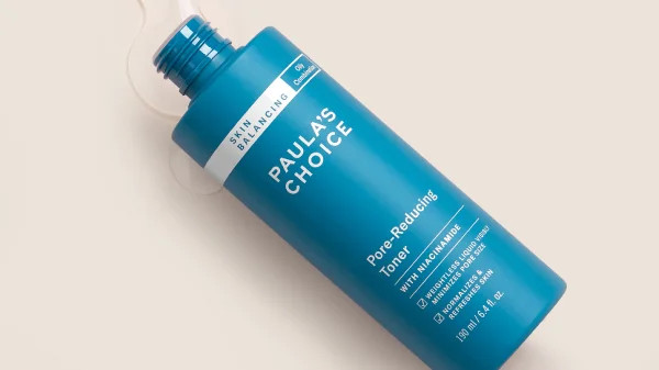 Sử dụng toner khắc phục tình trạng mụn ở dưới cằm