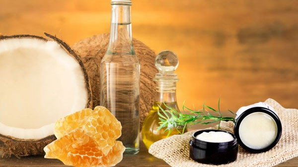 Xóa thâm mắt bằng mật ong và dầu dừa