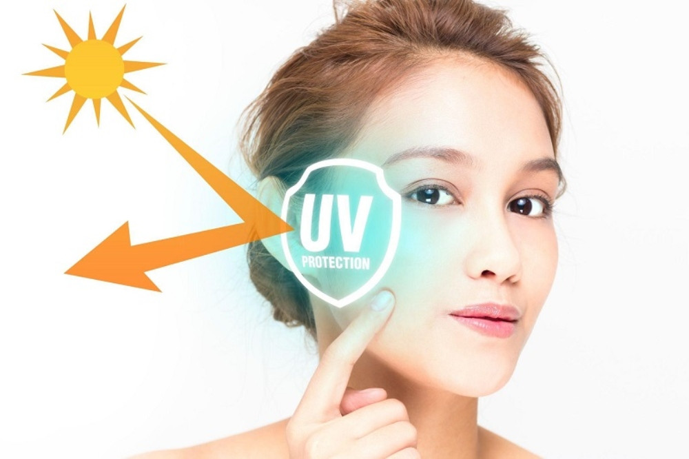 Bôi kem chống nắng để bảo vệ da khỏi tác nhân bên ngoài