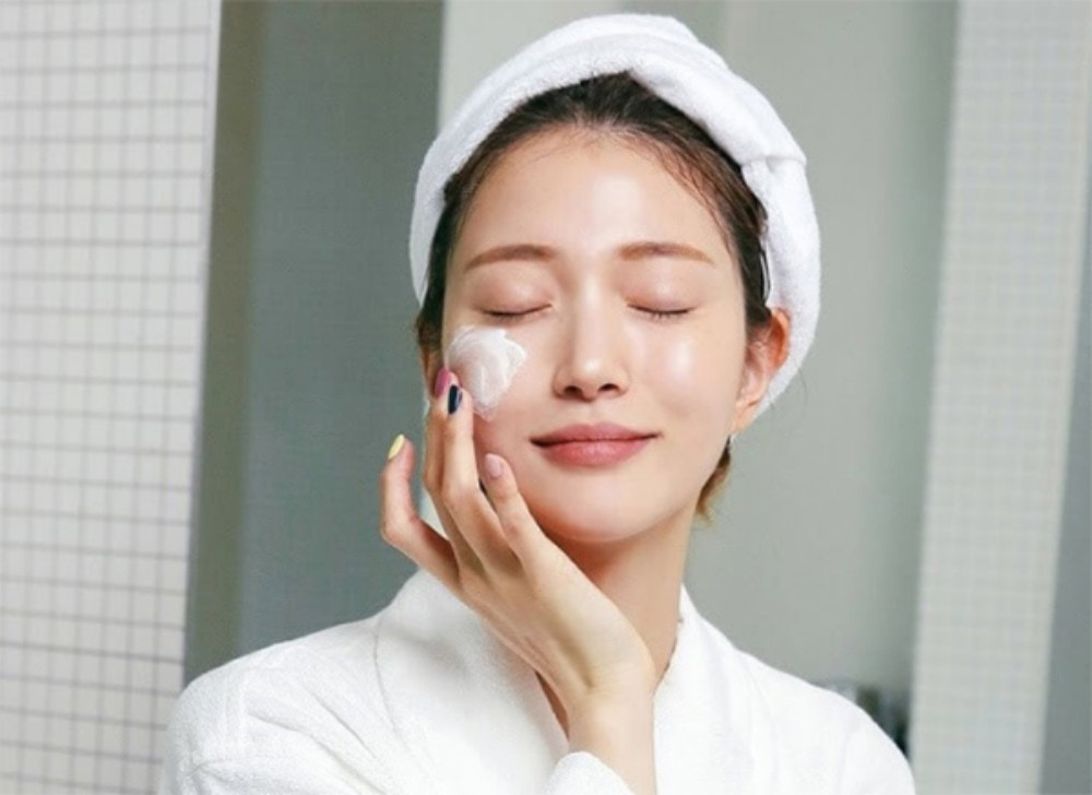 Bôi kem chống nắng giúp bảo vệ da và dưỡng trắng hiệu quả