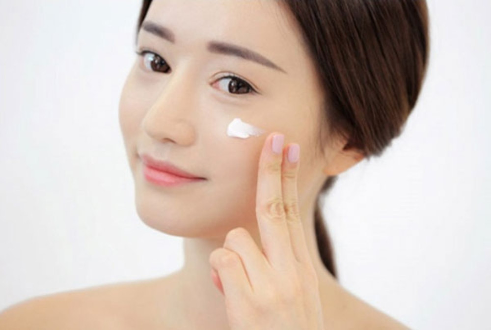 Bôi kem dưỡng cấp ẩm giúp da luôn đủ ẩm và mềm mịn