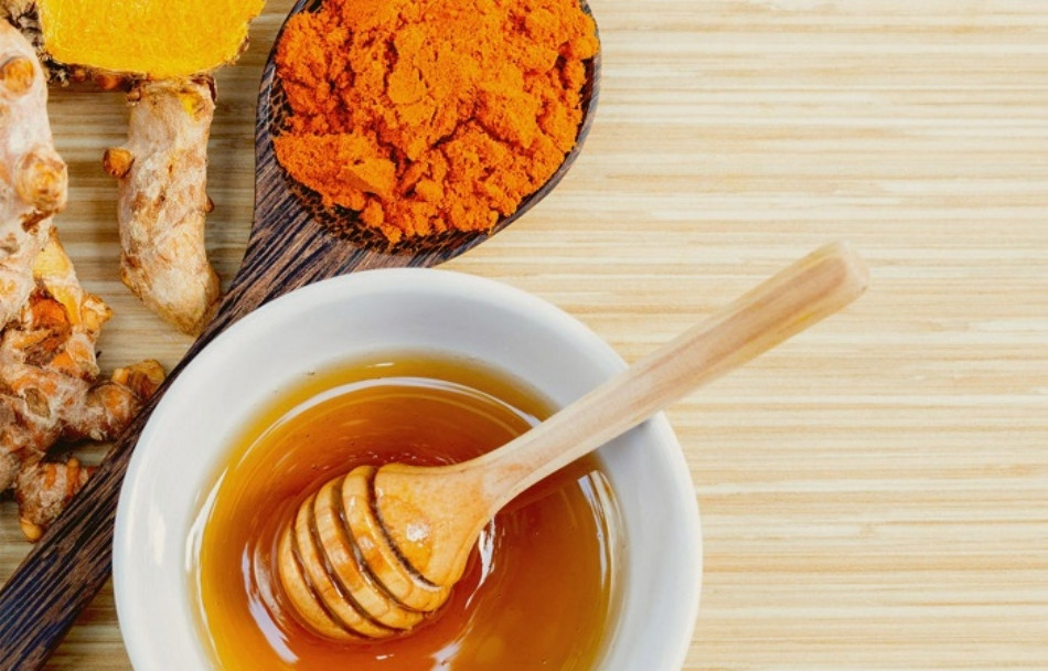 Cách trị nám bằng mật ong và nghệ