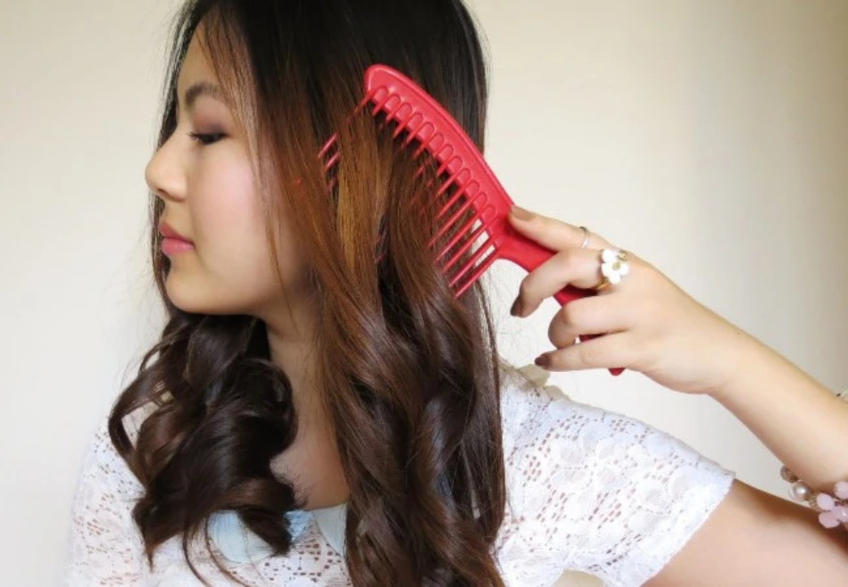 Chải tóc uốn bằng lược răng thưa