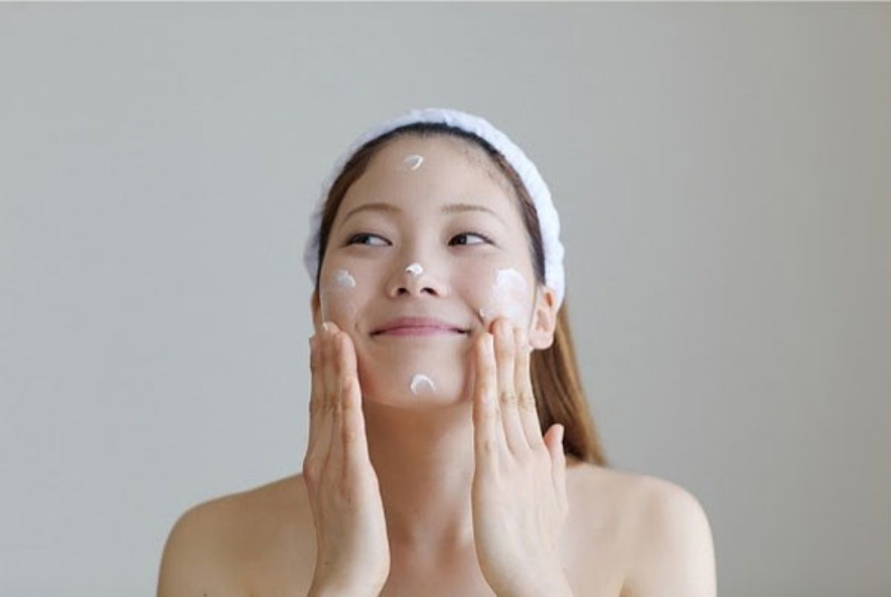 Chấm đều kem dưỡng da lên các điểm trên khuôn mặt