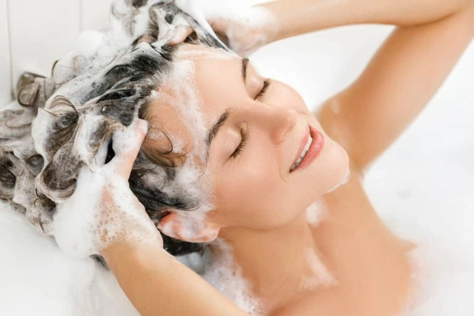 Da đầu nhờn và gàu khi sử dụng sữa tắm