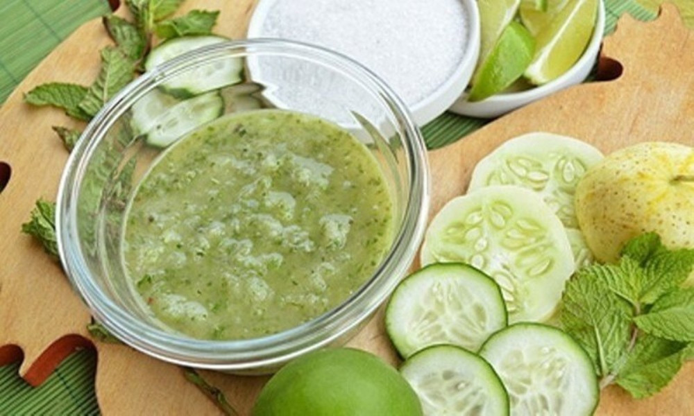 Đắp mặt nạ dưa chuột giúp da khô thoáng và se khít lỗ chân lông