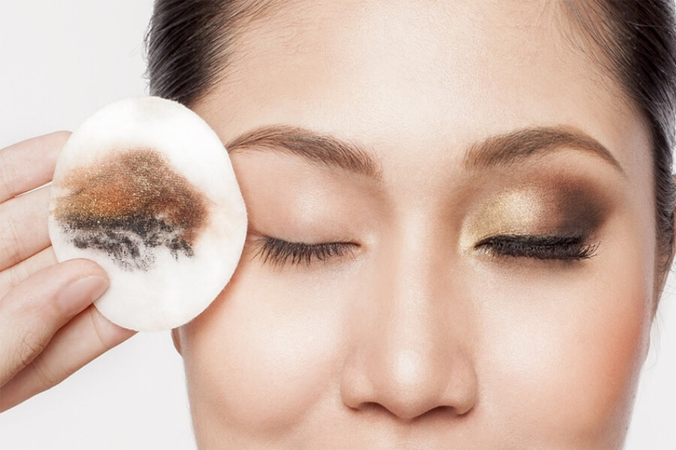 Dùng bông tẩy trang để lau sơ lớp trang điểm và bụi bẩn trên da