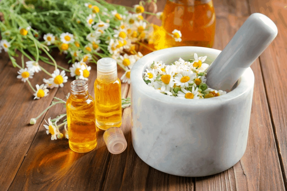 Dùng nước hoa cúc dưỡng tóc mềm mượt