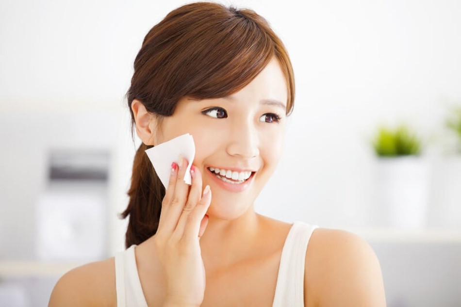 Dùng toner cân bằng da