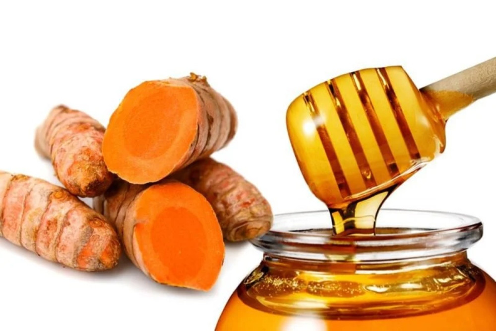 Dưỡng da từ sâu bên trong với mật ong và nghệ