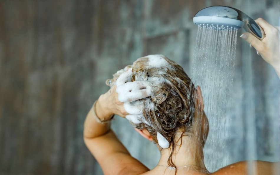 Gội đầu đúng cách giúp giảm khô xơ và gãy rụng