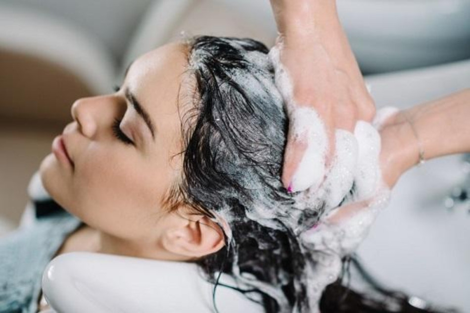 Gội đầu đúng cách sau khi uốn tóc
