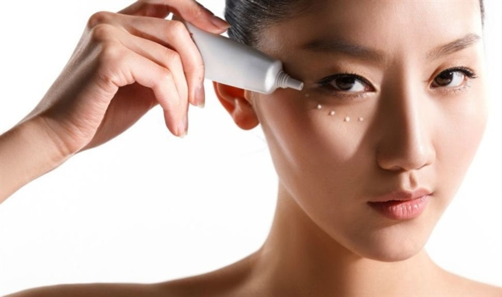 Kem dưỡng mắt giúp giảm quầng thâm và nếp nhăn