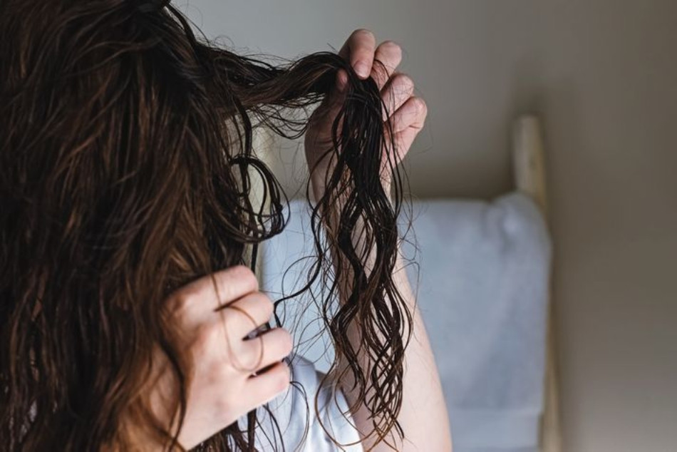 Không gội đầu ngay sau khi mới uốn tóc