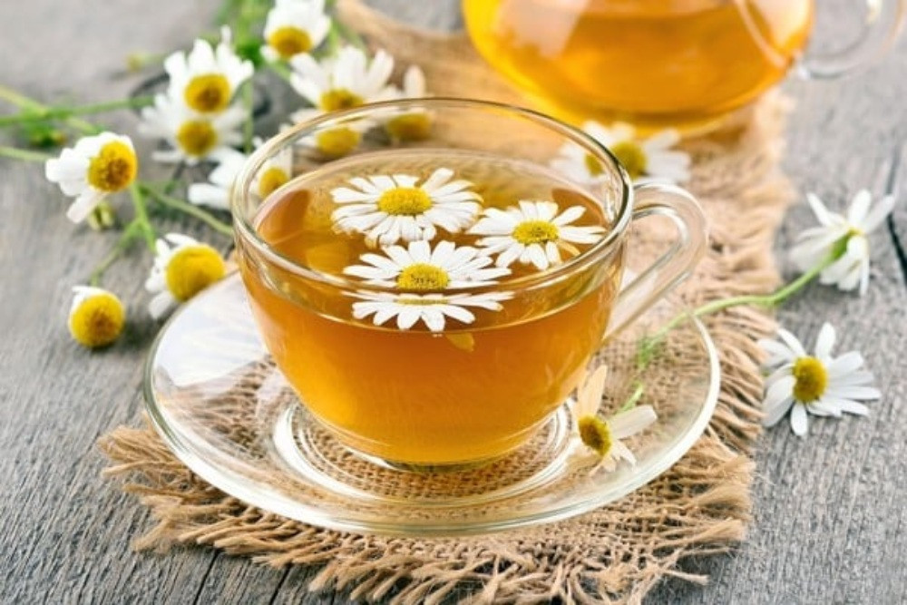 Làm dịu và trắng da cháy nắng với trà hoa cúc
