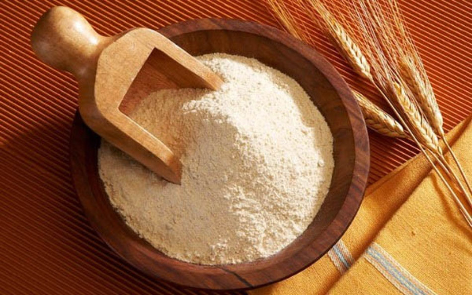 Làm sạch da mặt bằng bột gạo lứt nguyên chất