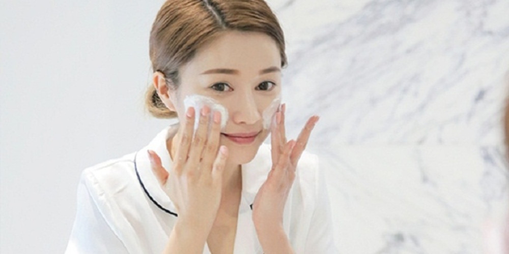 Làm sạch da mặt với sữa rửa mặt