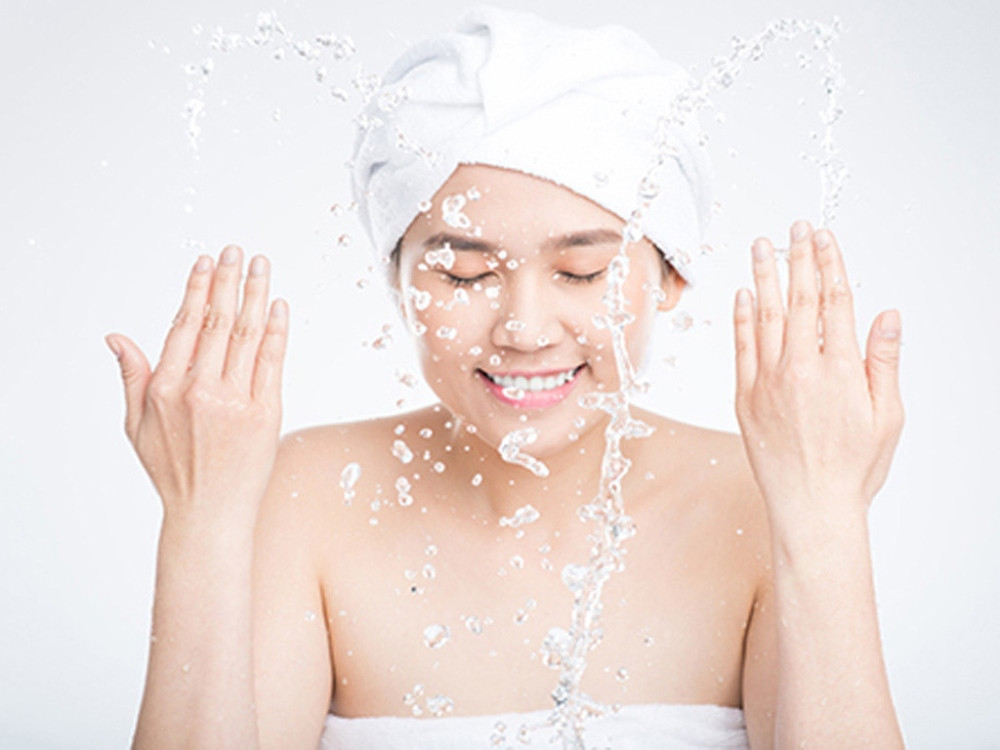 Làm sạch da vùng cổ hằng ngày bằng những sản phẩm chuyên dụng