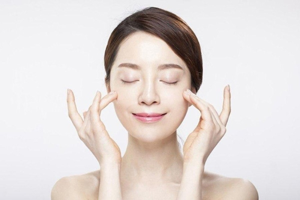 Massage mặt để kem dưỡng thẩm thấu và da tốt hơn