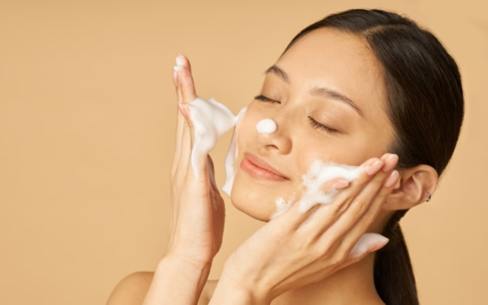 Mặt bị mụn nên dùng sữa rửa mặt để làm sạch