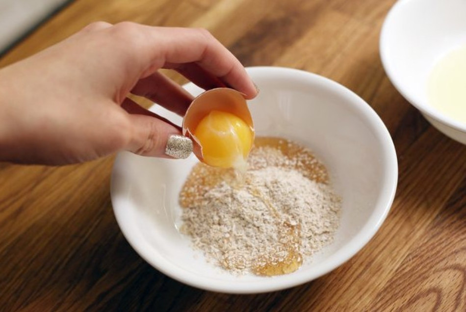 Mặt nạ bột gạo lứt và lòng trắng trứng trắng da