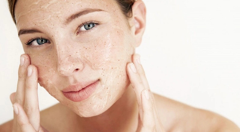 Nên tẩy tế bào chết thường xuyên để loại bỏ lớp da chết trên da