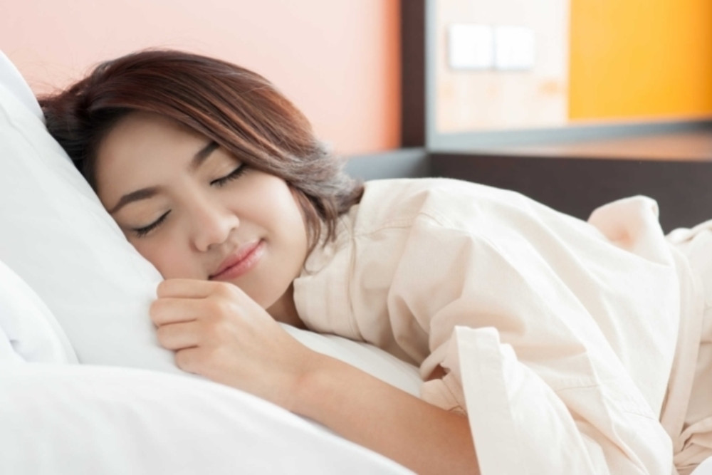 Ngủ đủ giấc giúp hạn chế quầng thâm mắt và sạm da