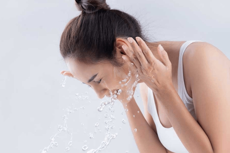 Rửa mặt đúng cách để giảm thiểu tình trạng da bị khô căng do mất độ ẩm