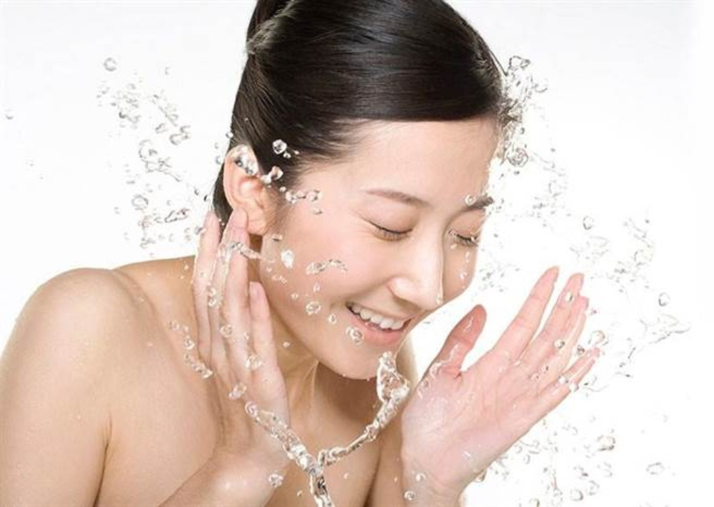 Rửa mặt sau khi điều trị sẹo rỗ đúng cách