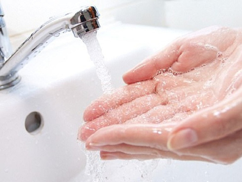 Rửa tay sạch sẽ với xà phòng trước khi tiến hành tẩy trang cho da mụn