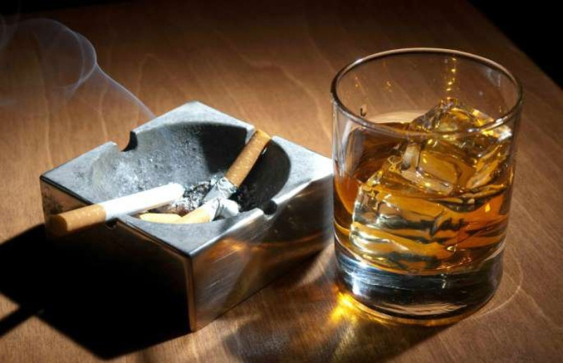 Rượu và thuốc lá ảnh hưởng xấu đến sức khỏe và vùng da mắt