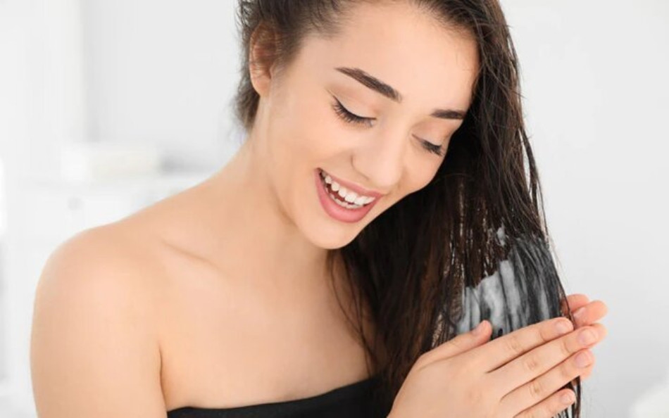 Sử dụng dầu xả sau khi gội đầu