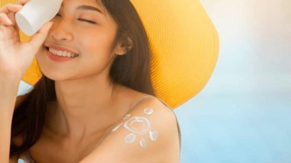 Sử dụng kem chống nắng và tránh nắng kỹ càng để bảo vệ da