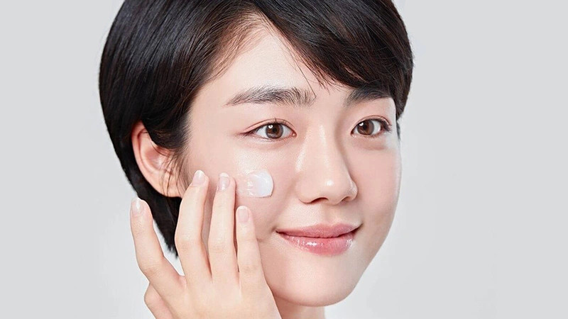 Sử dụng kem dưỡng ẩm để cấp ẩm và ngăn ngừa tình trạng da khô