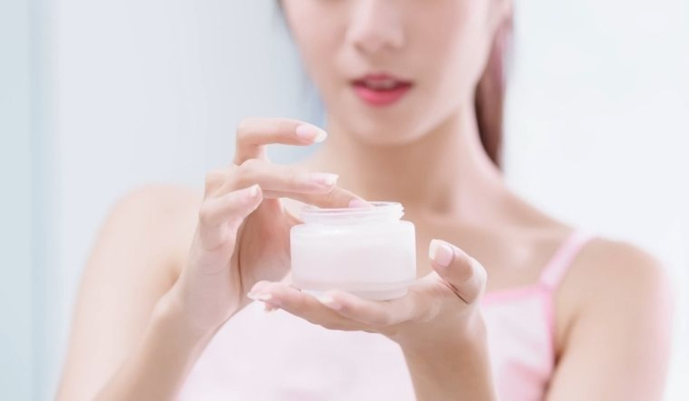 Sử dụng kem dưỡng ẩm giúp cung cấp độ ẩm và duy trì làn da mềm mịn trong mùa hanh khô