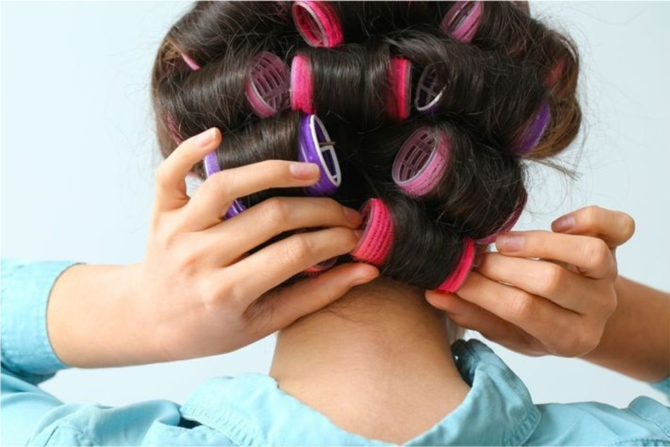 Sử dụng lô uốn tóc để giữ nếp tóc được lâu hơn
