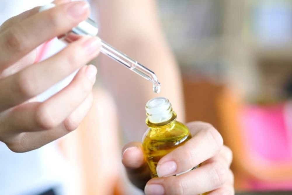 Sử dụng tinh chất serum chăm sóc da chuyên sâu