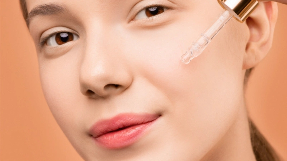 Sử dụng tinh chất serum tế bào gốc tái tạo da sau khi trị sẹo rỗ hiệu quả