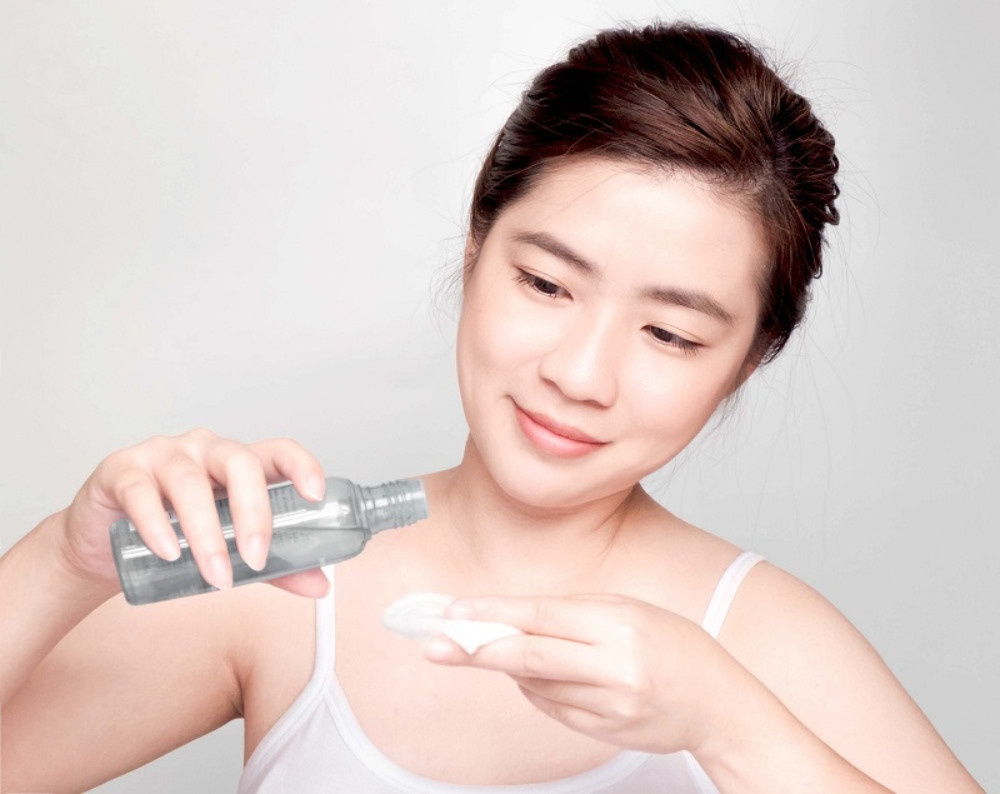 Sử dụng toner để dưỡng trắng và cân bằng độ ẩm cho da
