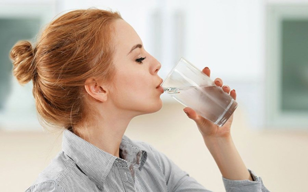 Uống đủ nước mỗi ngày giúp đào thải độc tố và cải thiện làn da hiệu quả