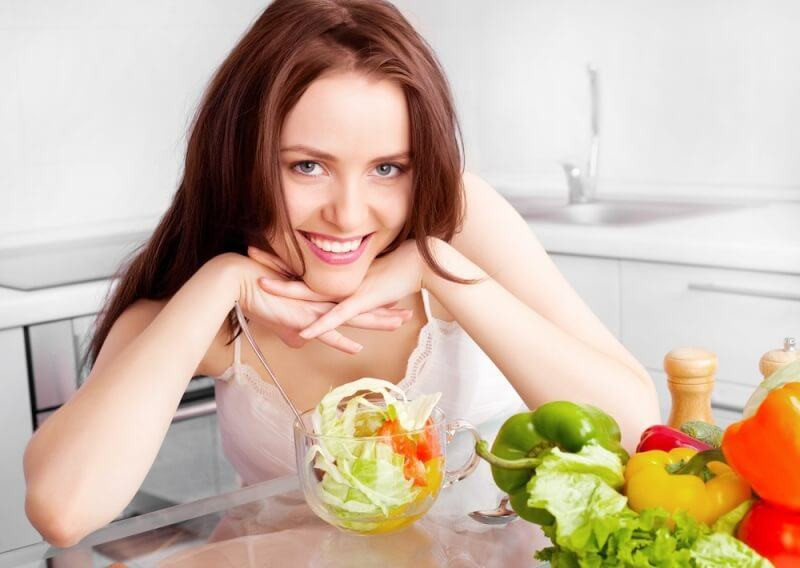 Chăm sóc da nhờn bị mụn đầu đen từ dinh dưỡng