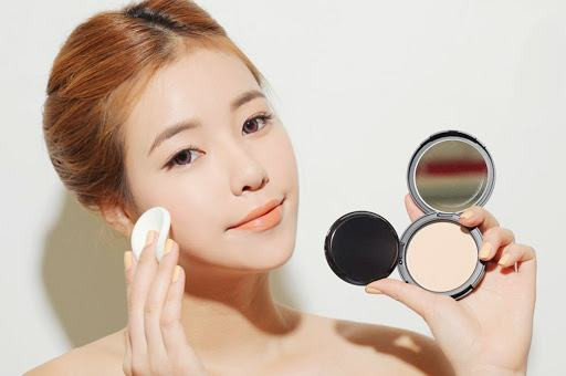 có nên sử dụng phấn phủ khi trang điểm không