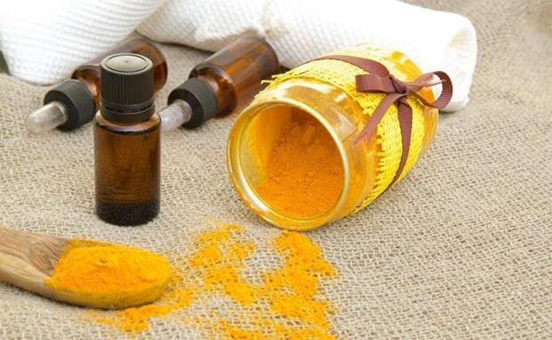 Điều trị mụn với tinh dầu nghệ