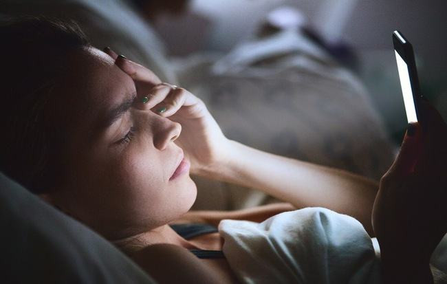 Không nên sử dụng các thiết bị điện tử trong bóng tối